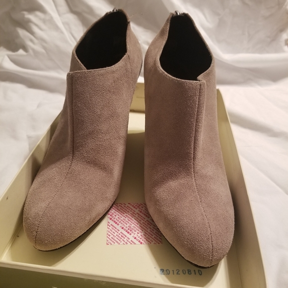 Naturalizer gray suede heeled booties - Picture 2 of 4